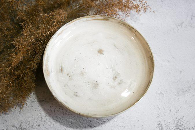 Assiette artisanale creuse blanche en grès pyrité