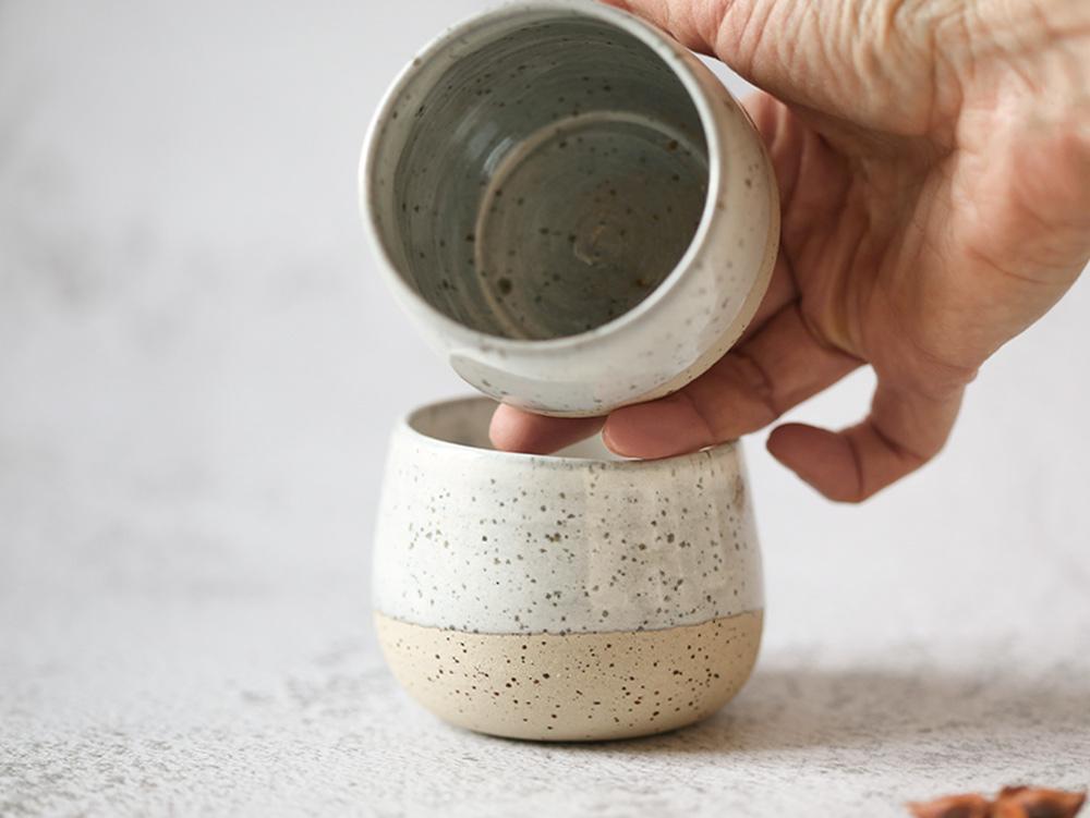 Tasse café en grès, céramique artisanale et moderne fait main