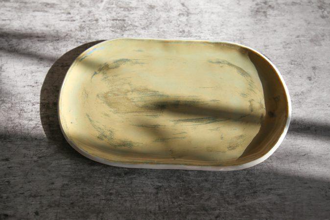 Assiette artisanale ovale et plate en porcelaine Grains de Céramique