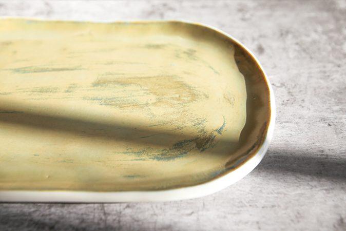 Assiette artisanale ovale et plate en porcelaine Grains de Céramique
