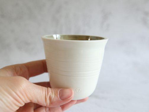 Tasse artisanale en porcelaine émaillée vert bronze pour thé ou café