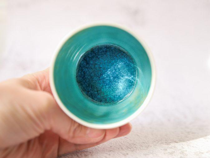 Tasse artisanale en porcelaine émaillée bleu lagon, idéal thé ou café. Lyon