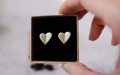 Puces d'oreilles, bijoux, boucles d'oreilles porcelaine émaillées et plaquées or, fines et délicates, vert bronze, coeurs porcelaine