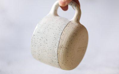 Gros mug artisanal en grès faite à la main sur Lyon par la céramiste Morgane Tosi, de GraGros mug artisanal en grès faite à la main sur Lyon par la céramiste Morgane Tosi, de Grains de Céramique.ins de Céramique.
