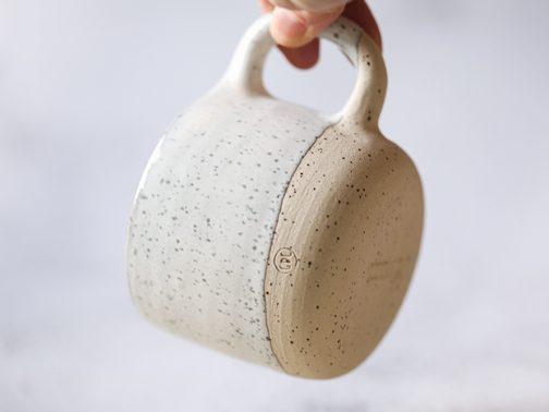 Gros mug artisanal en grès faite à la main sur Lyon par la céramiste Morgane Tosi, de GraGros mug artisanal en grès faite à la main sur Lyon par la céramiste Morgane Tosi, de Grains de Céramique.ins de Céramique.