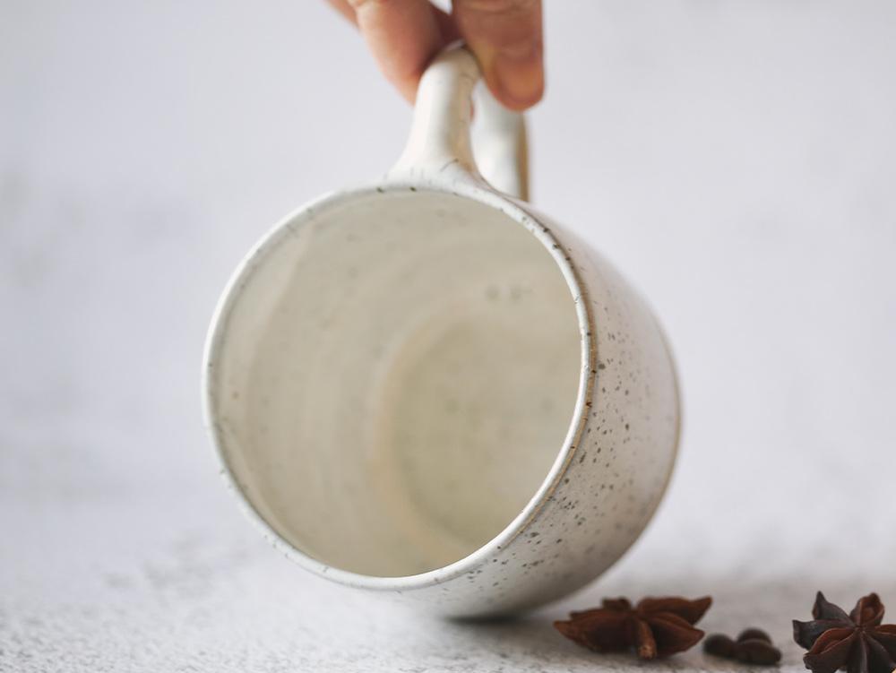 Gros mug artisanal en grès faite à la main sur Lyon par la céramiste Morgane Tosi, de GraGros mug artisanal en grès faite à la main sur Lyon par la céramiste Morgane Tosi, de Grains de Céramique.ins de Céramique.