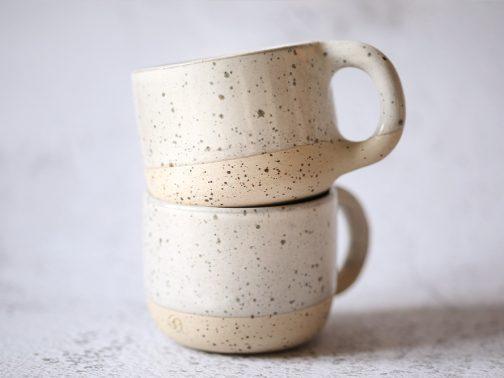 Mug artisanal en grès faite à la main sur Lyon par la céramiste Morgane Tosi, de Grains de Céramique.