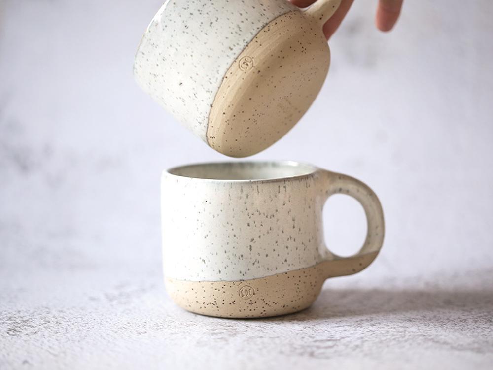 Mug artisanal en grès faite à la main sur Lyon par la céramiste Morgane Tosi, de Grains de Céramique.