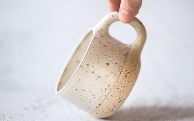 Mug artisanal en grès faite à la main sur Lyon par la céramiste Morgane Tosi, de Grains de Céramique.