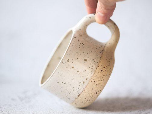 Mug artisanal en grès faite à la main sur Lyon par la céramiste Morgane Tosi, de Grains de Céramique.