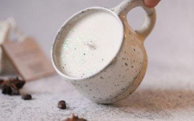 Bougie MUG artisanale - cadeau en deux temps - Bougie artisanale puis tasse - cire végétale parfum de grasse - Grains de Céramique - ceramiste lyon