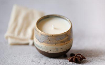 Bougie tasse artisanale - cadeau en deux temps - Bougie artisanale puis tasse - cire végétale parfum de grasse - Grains de Céramique - ceramiste lyon