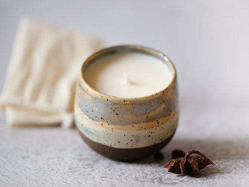 Bougie tasse artisanale - cadeau en deux temps - Bougie artisanale puis tasse - cire végétale parfum de grasse - Grains de Céramique - ceramiste lyon