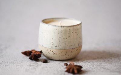 Bougie tasse artisanale - cadeau en deux temps - Bougie artisanale puis tasse - cire végétale parfum de grasse - Grains de Céramique - ceramiste lyon