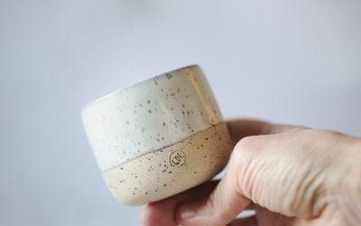 Tasse café en grès, céramique artisanale et moderne fait main